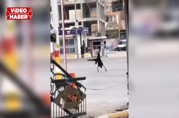 Trafiğe aldırmadan akrobatik taklalar attı!