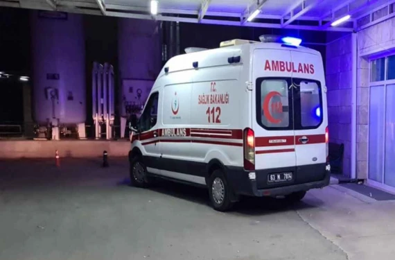 Otomobil traktöre çarptı