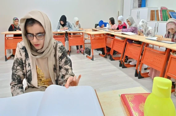 Şanlıurfalı Esra Kur’an-I Kerim'i parmak uçlarıyla hatim etti!