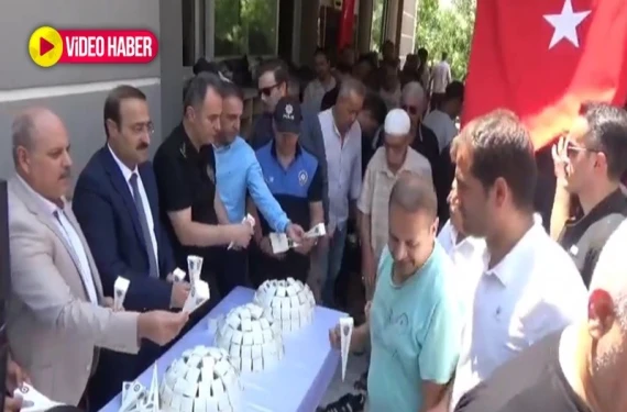 Şanlıurfa’da lokum dağıtıldı