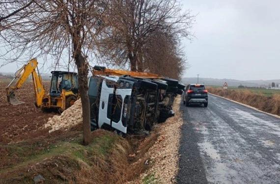 Taş yüklü kamyon devrildi