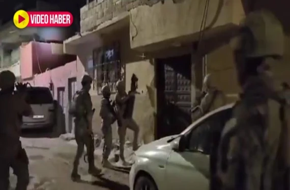 Kapılar koçbaşlarıyla kırıldı