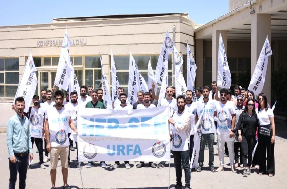 Şanlıurfa’da sağlıkçılardan hastane önünde eylem!
