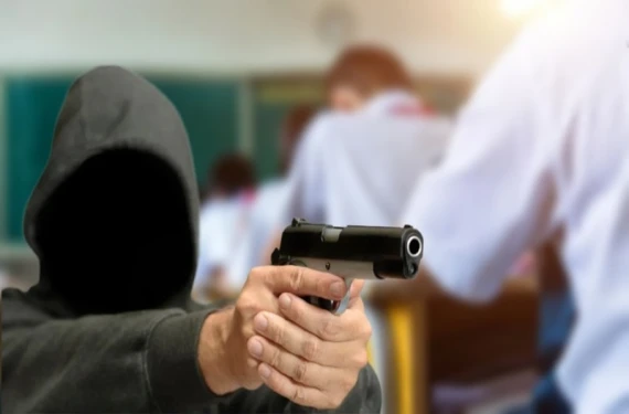 Okula getirdiği silahla arkadaşını vurdu!
