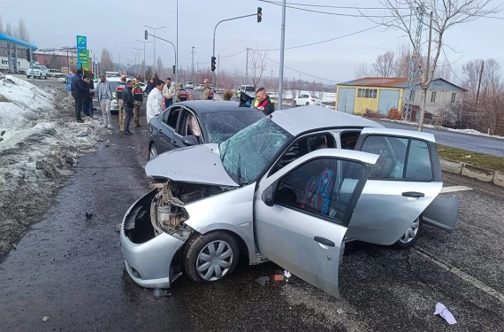 Araçlar çarpıştı