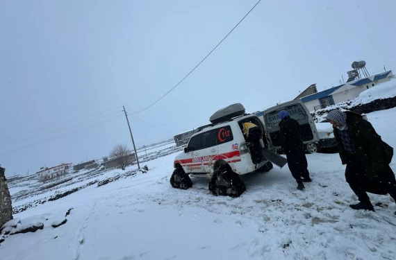 Hastalara paletli ambulansla ulaşıldı