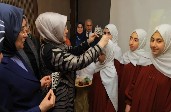 Hafizelere taçlarını taktılar