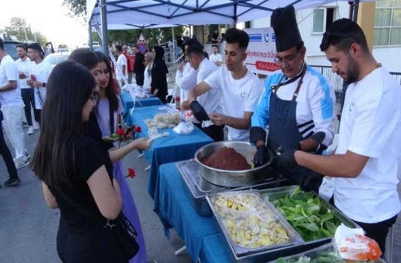 Her gelene dağıttılar