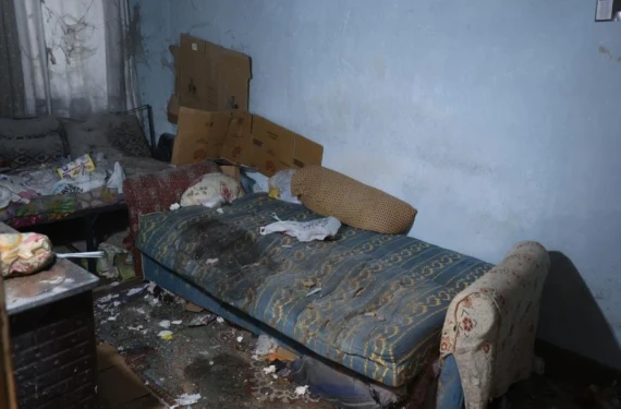 Annesinin cesediyle 1 ay yaşadı!