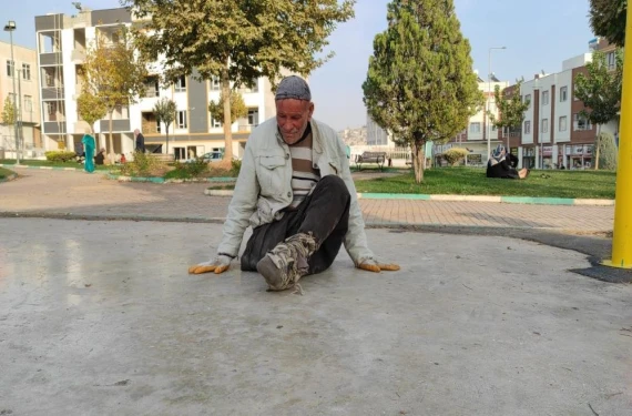 Gözü gelecek sandalyede...