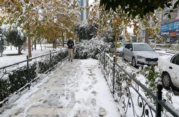 Ağaç devrildi yollar kapandı