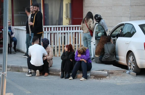 Hastane önünde acı ve umut bir arada...