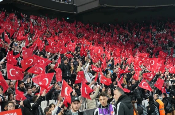 Tribünde duygusal anma