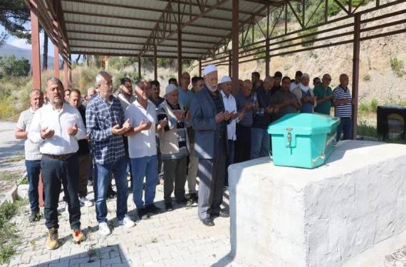 Ardından parçalara ayırdı