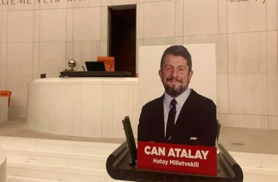 Kararı okuyan Urfa vekiline kitapçık fırlatıldı