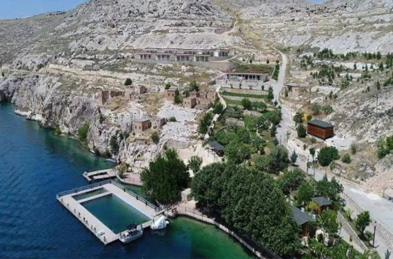 Fırat Nehri kıyısında kiralık otel