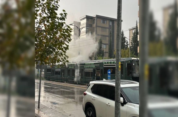 Tramvaya yıldırım isabet etti