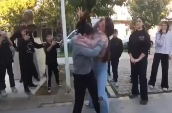 Arkadaşları ayırmak yerine video çekti