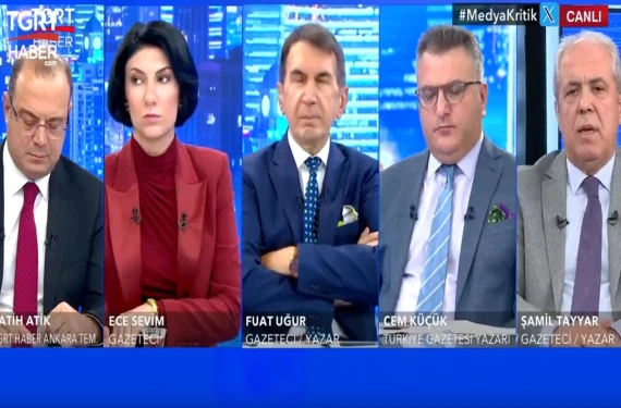 Öcalan orkestra şefi gibi oyunuyor