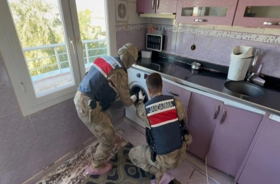 Silahları bir bir çamaşır makinesine gizlemişler!