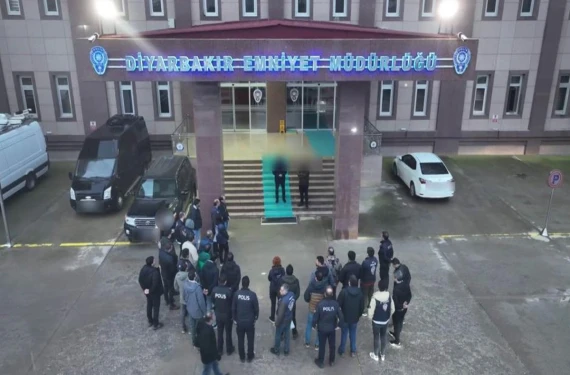 Onlarca gözaltı