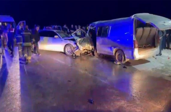 2 araç kafa kafaya çarpıştı: 1 ölü, 12 yaralı