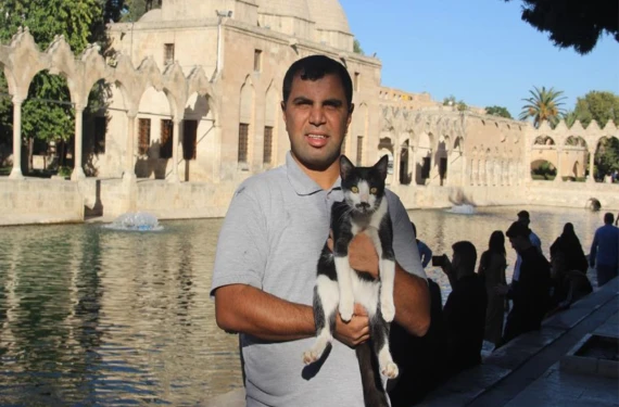 Gölete düşen kedi kalp masajıyla hayat döndü