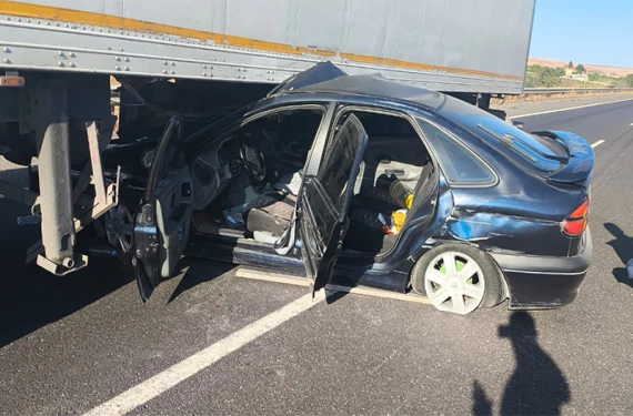 Otomobil tırın altına girdi: Yaralılar var