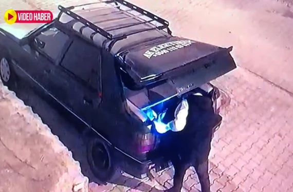 Araç içindekilere göz diktiler