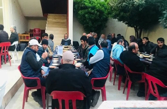 Evini açıyor...