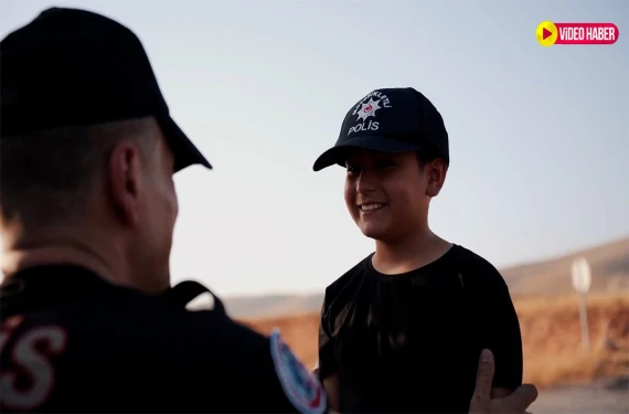 Bisikletini motor, şapkasını kask yaptı