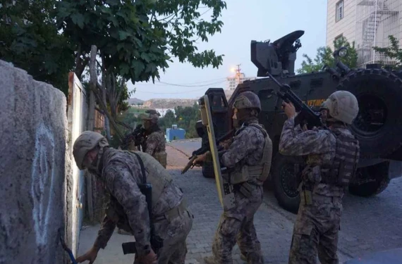 Yüklü miktarda para, döviz altın ele <br />geçirildi!