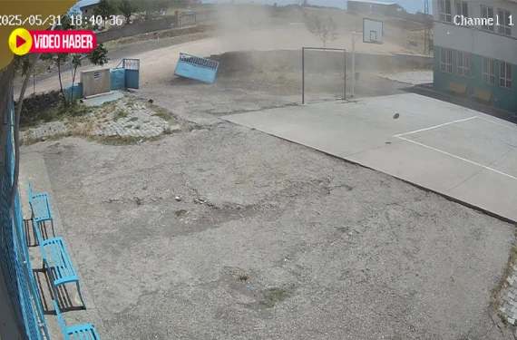 Hortum okul kapısını kırdı