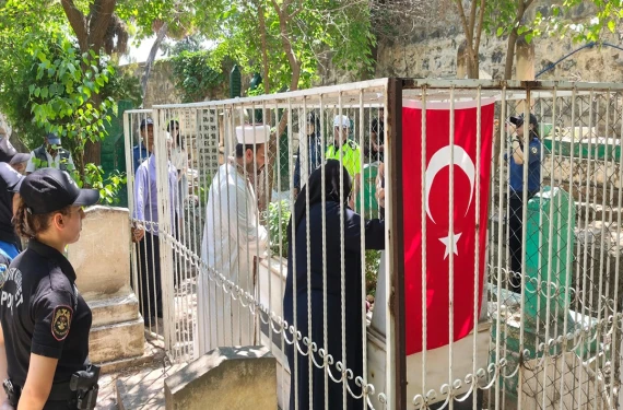 Kabri başında anıldı