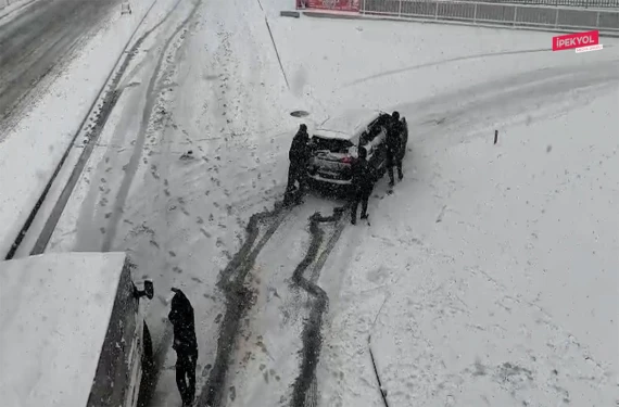 Yolda kalan araçları vatandaşlar kurtardı