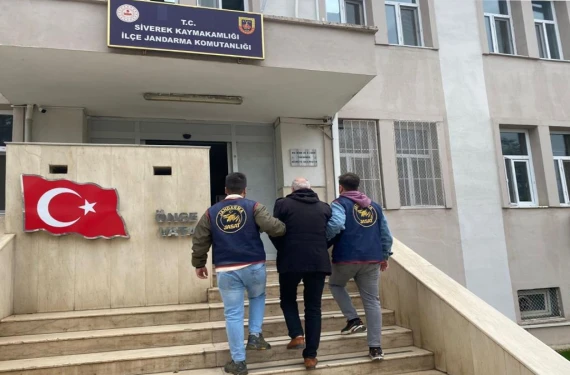 Aranan firari şahıs saklandığı yerde yakalandı