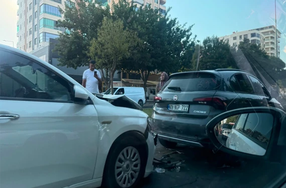 Otomobiller çarpıştı