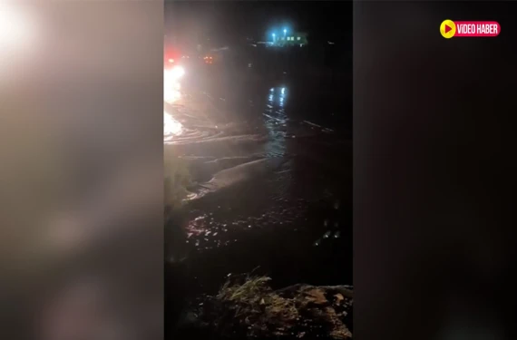 Otomobil çukura düştü