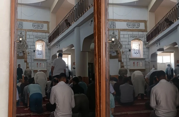 Cemaati sıcak hava bunalttı