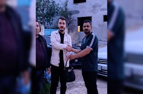 Tarlada bulduğu çantayı ilanla sahibine ulaştırdı