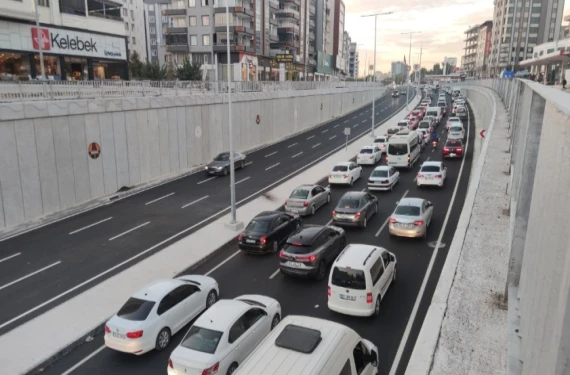 Balıkayağı'nda kilometrelerce kuyruk...
