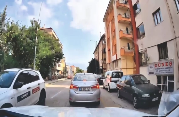 Araç içi kamerasına yakalandı