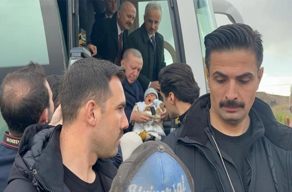 Görünce konvoyu durdurdu