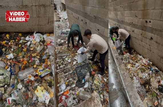 Ellerine eldiven geçirip temizlediler…