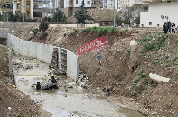 Araç dereye uçtu