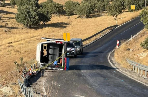 Minibüs devrildi: 1 ölü, 15 yaralı