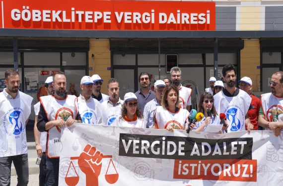 Vergi dairesi önünde sesler yükseldi