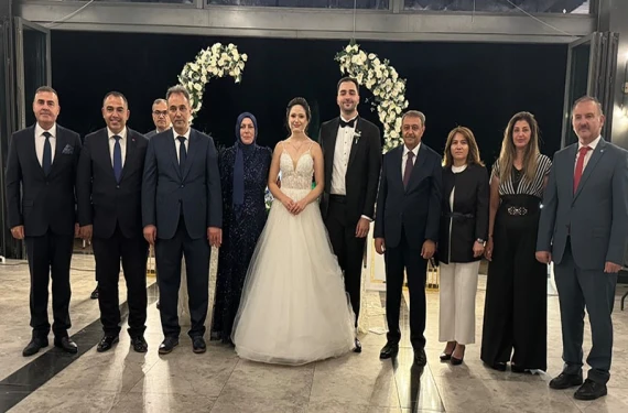 Genç çifti yalnız bırakmadılar
