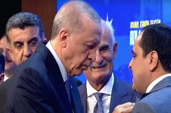 Rozetini Cumhurbaşkanı Erdoğan taktı!