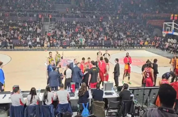 11 Nisan Salonu boşaltılıyor